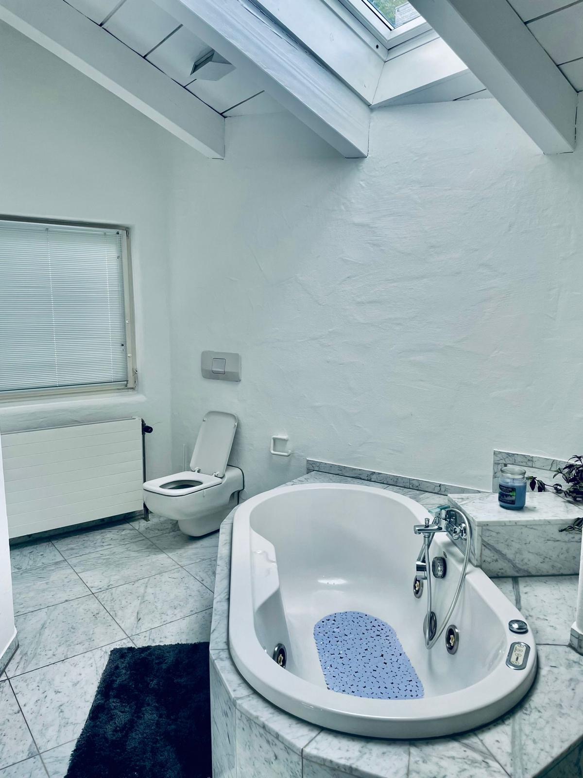 The Riverside Loft bathroom